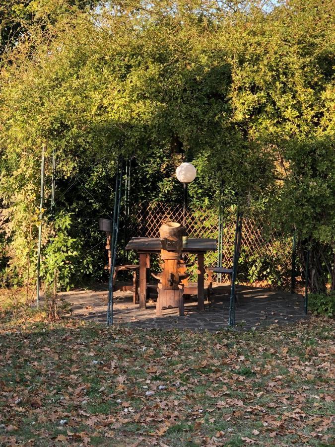 La Casa Nel Bosco Villa Lari ภายนอก รูปภาพ